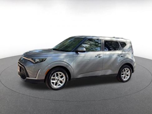 Used 2025 Kia Soul LX w/ LX Technology Package FWD image 4
