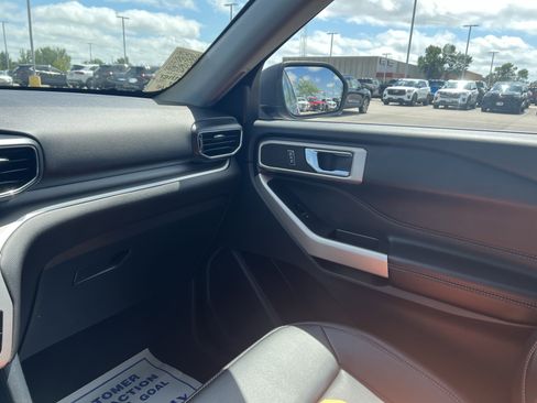 Used 2022 Ford Explorer XLT w/ Equipment Group 202A image 11