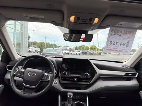 Used 2023 Toyota Highlander XLE FWD image 12
