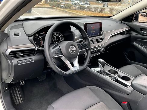Used 2025 Nissan Altima 2.5 SV image 17