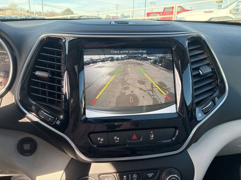 Used 2021 Jeep Cherokee Limited image 31