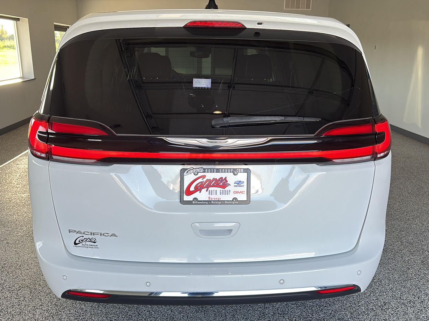 Used 2023 Chrysler Pacifica Touring-L FWD image 3