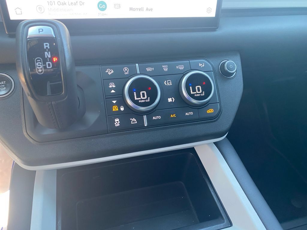 Used 2025 Land Rover Defender 130 X-Dynamic SE AWD/4WD image 46