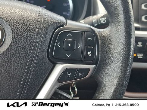 Used 2019 Toyota Highlander LE AWD/4WD image 23