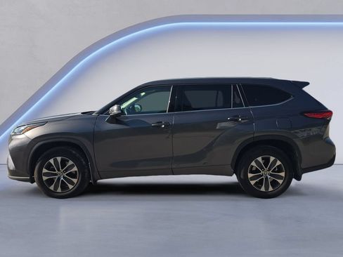 Used 2022 Toyota Highlander XLE AWD/4WD image 3