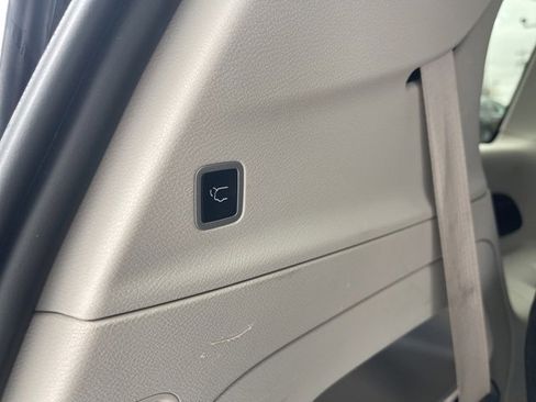 Used 2024 Chrysler Pacifica Touring-L image 35