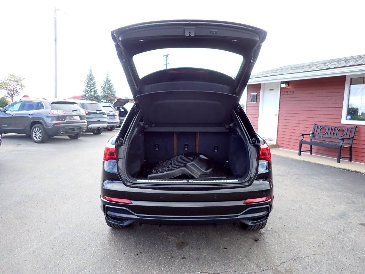 Used 2020 Audi Q3 2.0T Premium w/ Convenience Package AWD/4WD image 5