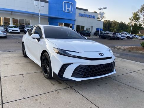 Used 2025 Toyota Camry SE FWD image 2