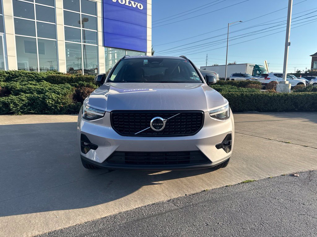 Used 2026 Volvo XC40 B5 Plus AWD/4WD image 2