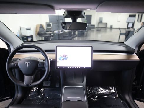 Used 2022 Tesla Model Y Long Range image 19