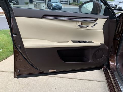 Used 2016 Lexus ES 350 w/ Premium Package w/Wood Trim FWD image 14