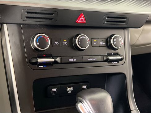 Used 2024 Kia Carnival LX image 15