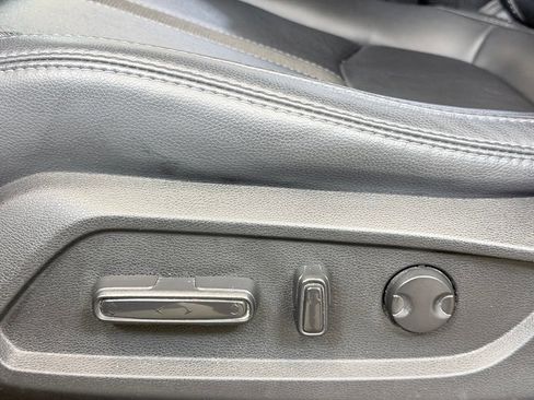 Used 2025 Honda Pilot Touring image 13