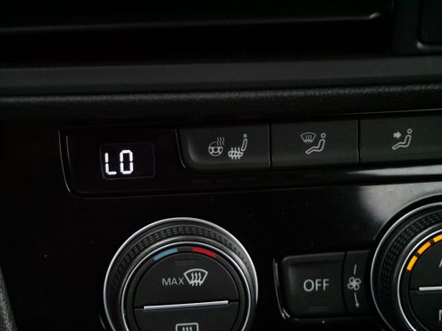 Used 2019 Volkswagen Jetta SE w/ Cold Weather Package image 28