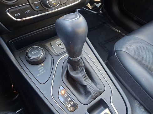 Used 2022 Jeep Cherokee Latitude Lux w/ Sun & Sound Group image 16