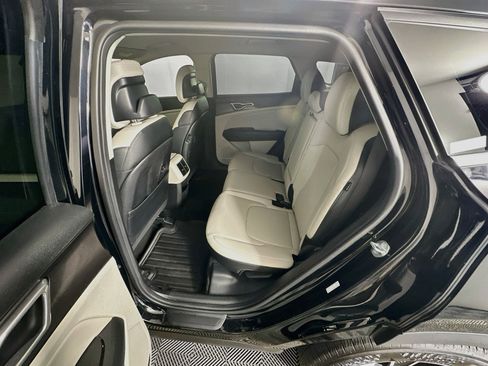Used 2025 Kia Sportage EX FWD image 27