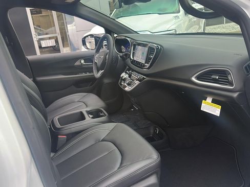 New 2026 Chrysler Voyager LX image 5