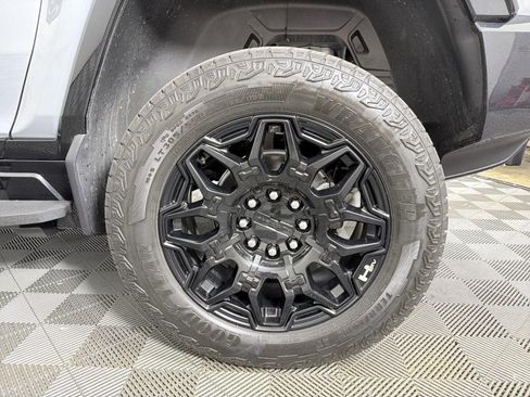 Used 2025 GMC Hummer EV 2X AWD/4WD image 18