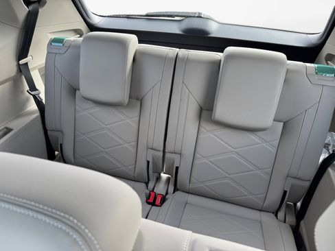 Used 2025 Volkswagen Atlas SE w/ Panoramic Sunroof Package AWD/4WD image 12