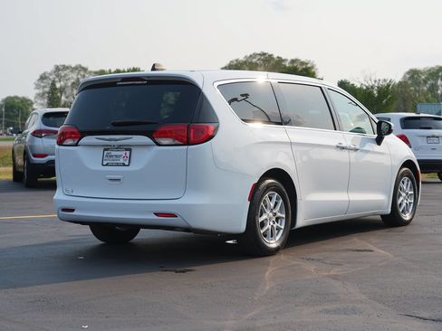 Used 2022 Chrysler Voyager LX FWD image 3