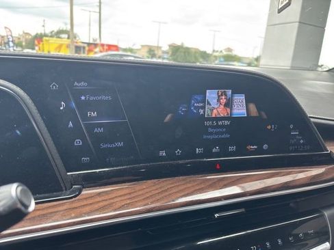 Used 2023 Cadillac Escalade Premium Luxury Platinum AWD/4WD image 3