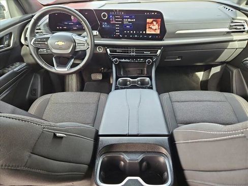 Used 2025 Chevrolet Traverse LT image 18