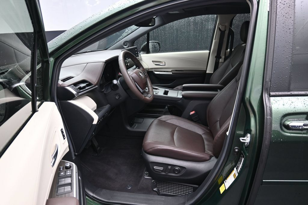 Used 2024 Toyota Sienna Platinum AWD/4WD image 9
