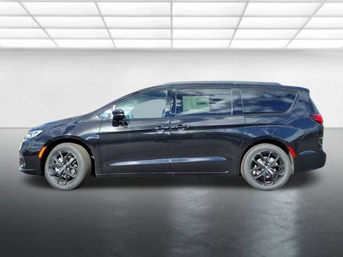 New 2026 Chrysler Pacifica Select image 3
