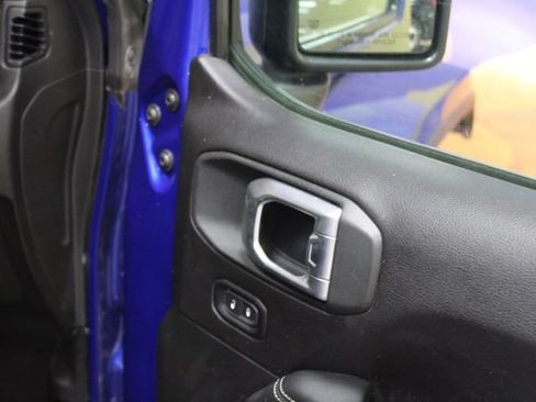 Used 2019 Jeep Wrangler Unlimited Sahara w/ Uconnect 4C Nav & Sound Group AWD/4WD image 11