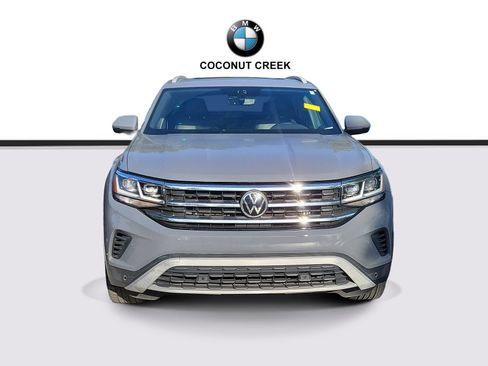 Used 2020 Volkswagen Atlas Cross Sport SE w/ Panoramic Sunroof Package FWD image 2