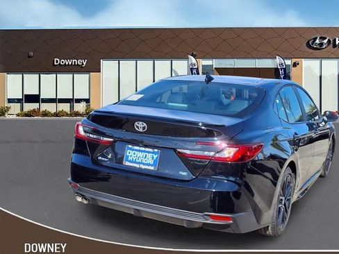 Used 2025 Toyota Camry SE FWD image 3