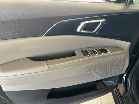 Certified 2025 Kia Carnival LXS FWD image 7
