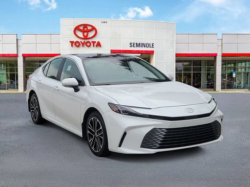 Used 2025 Toyota Camry XLE AWD/4WD image 2