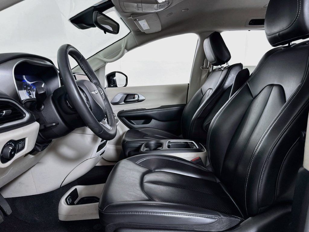 Used 2024 Chrysler Pacifica Touring-L FWD image 9