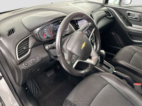Used 2020 Chevrolet Trax LT w/ LT Convenience Package image 9