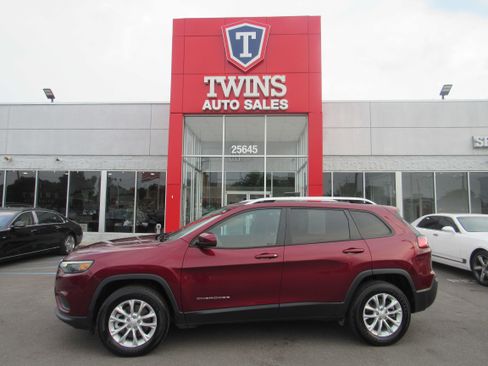 Used 2021 Jeep Cherokee Latitude w/ Mopar Interior Package AWD/4WD image 1
