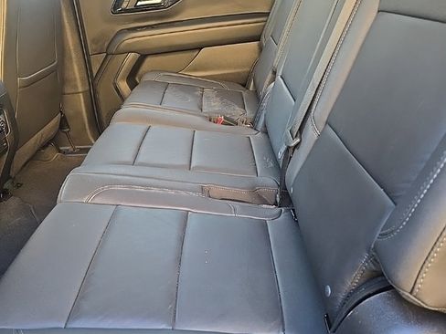 Used 2025 Chevrolet Suburban Z71 image 5