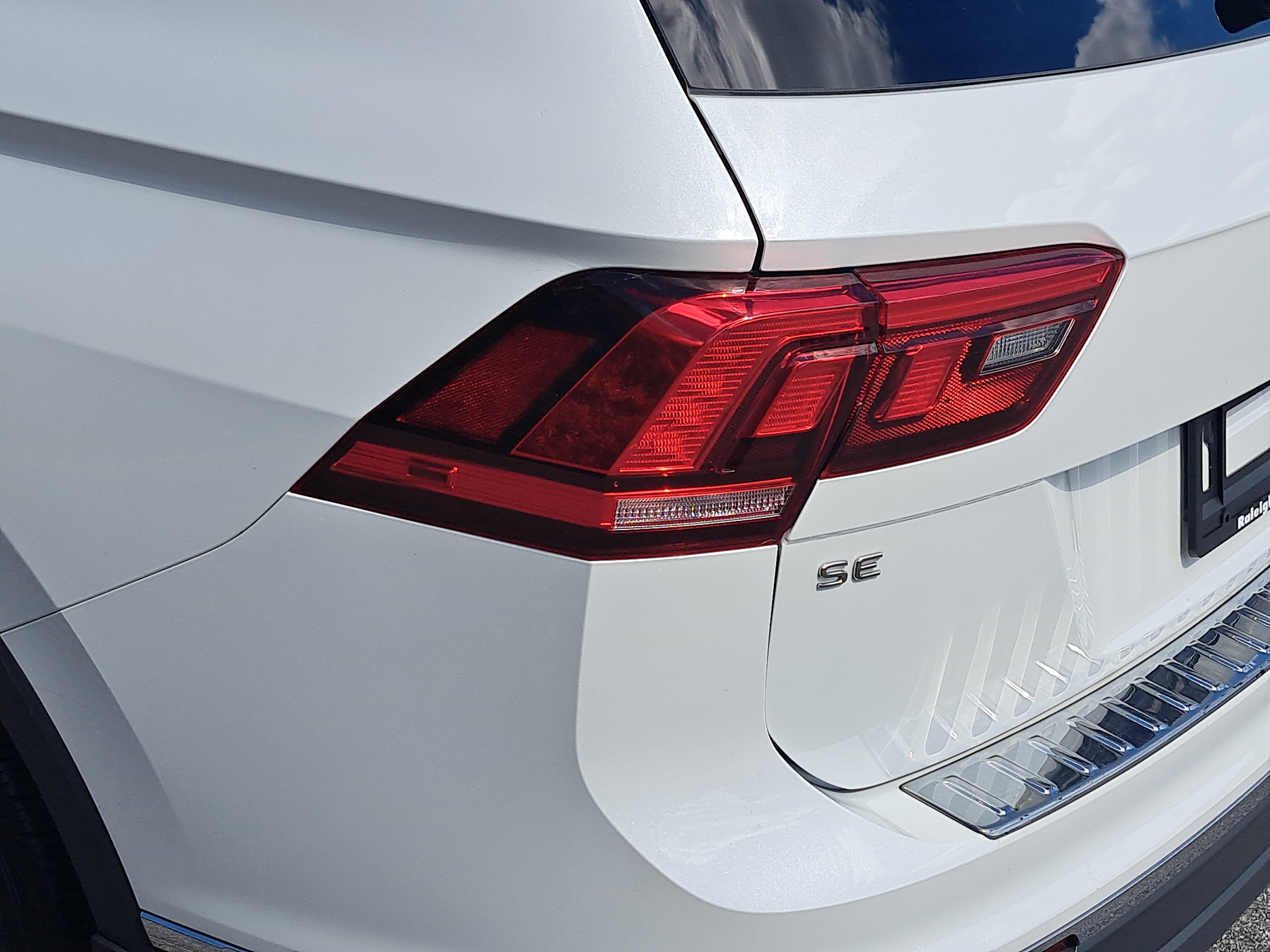 Certified 2023 Volkswagen Tiguan SE FWD image 34