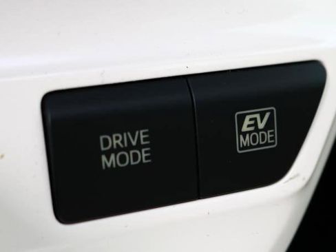 Used 2016 Toyota Prius Three w/ Advanced Technology Package image 14