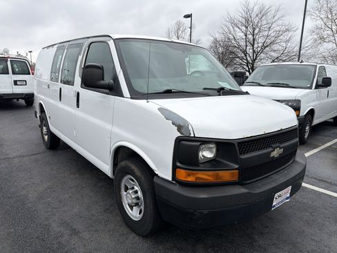 Used 2010 Chevrolet Express 2500 image 2