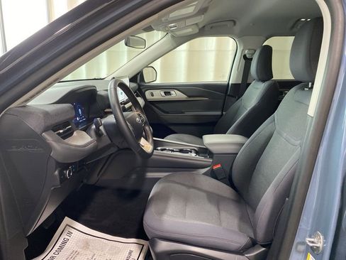 Used 2025 Ford Explorer Active AWD/4WD image 2