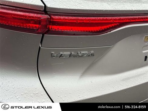 Used 2023 Toyota Venza Limited image 12