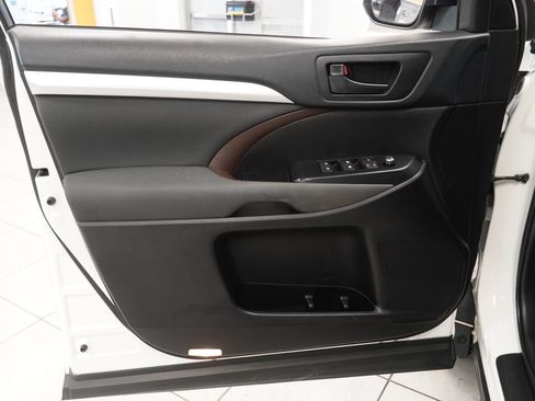 Used 2019 Toyota Highlander LE AWD/4WD image 17