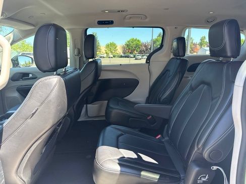 Used 2024 Chrysler Pacifica Touring-L FWD image 20