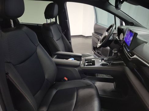 Used 2025 Toyota Sienna XLE Woodland Edition image 23