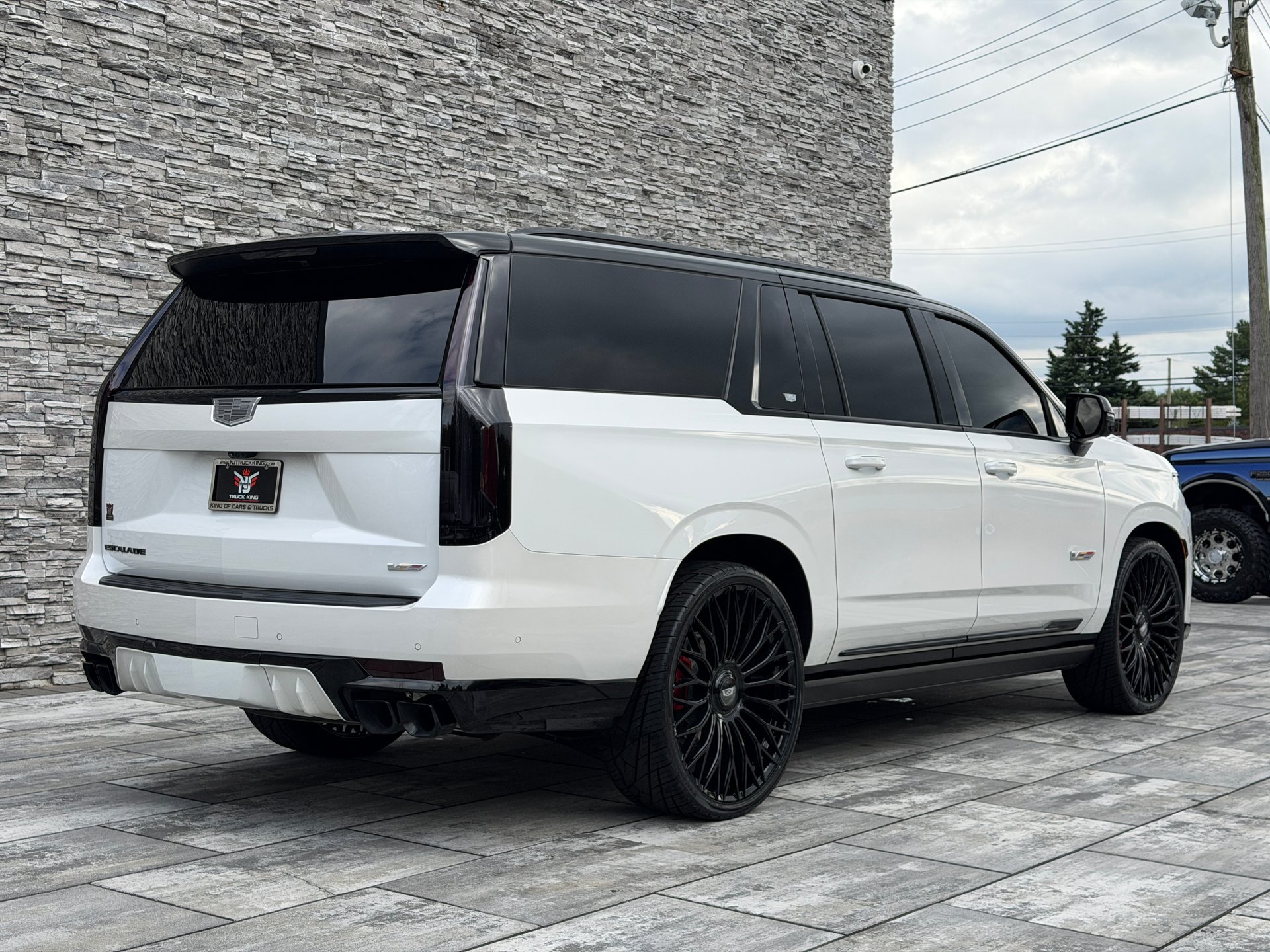 Used 2024 Cadillac Escalade ESV V w/ LPO, ONYX Package AWD/4WD image 10