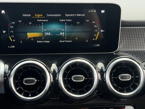 Used 2021 Mercedes-Benz GLB 250 4MATIC w/ Premium Package image 26