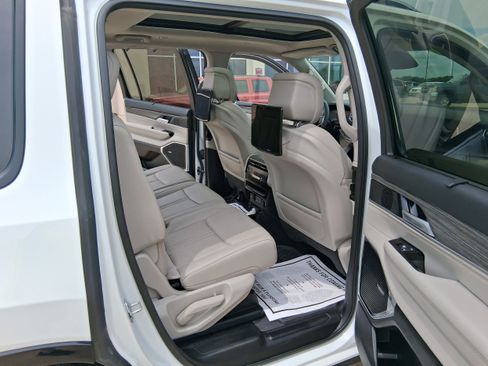 Used 2024 Jeep Wagoneer Series III w/ Premium Group I AWD/4WD image 18