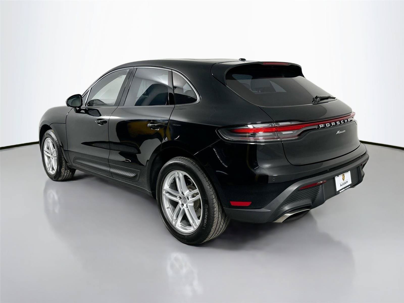 Certified 2024 Porsche Macan AWD/4WD image 3
