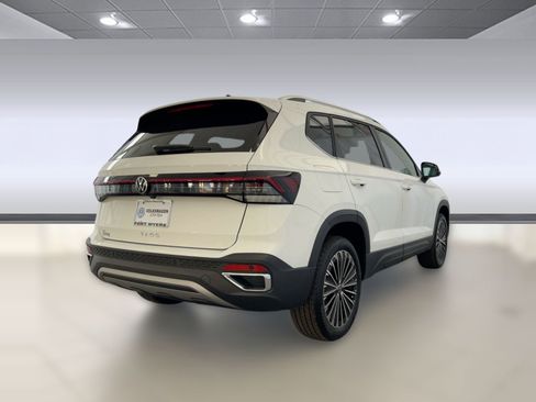 New 2026 Volkswagen Taos SE image 9